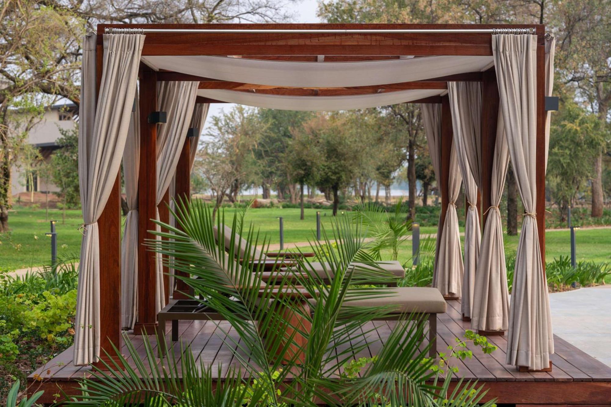 Radisson Blu Mosi-Oa-Tunya Livingstone Resort Екстериор снимка
